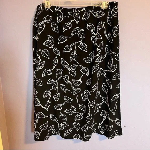 Reitmans Black Skirt with White Leaf Pattern - Picture 2 of 4
